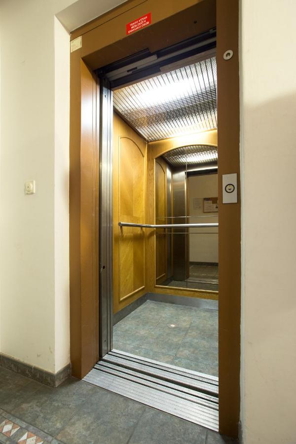 Elegant Apartment With Free Garage In The Center Of プラハ エクステリア 写真